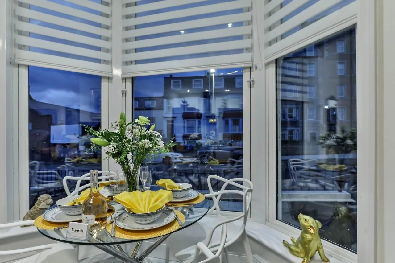 The Apartment - Ground Floor - Luxury For Up To 4 Guests Near Open Air Theatre And North Bay Scarborough