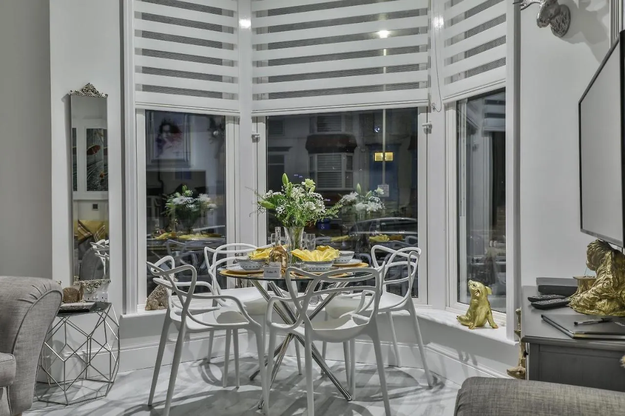 The Apartment - Ground Floor - Luxury For Up To 4 Guests Near Open Air Theatre And North Bay Scarborough Storbritannien