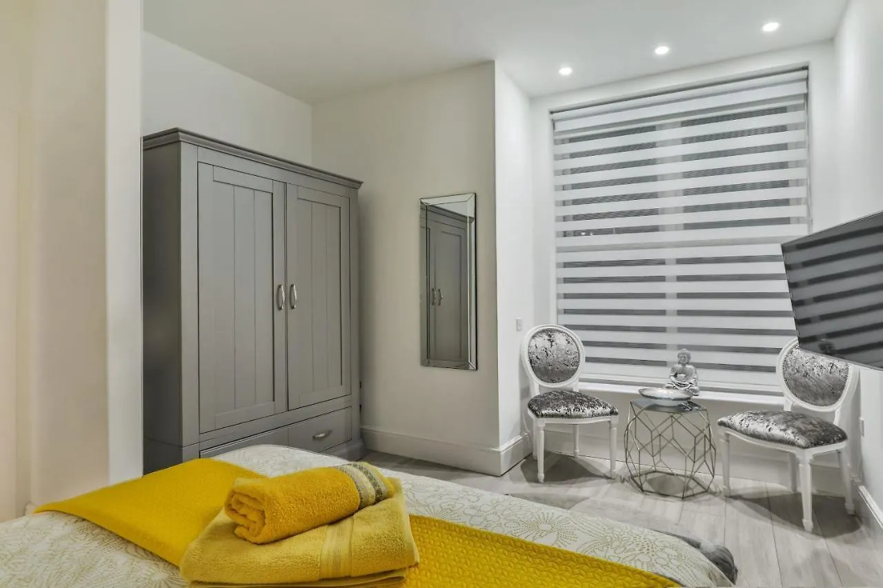 The Apartment - Ground Floor - Luxury For Up To 4 Guests Near Open Air Theatre And North Bay Scarborough 0*,  Storbritannien
