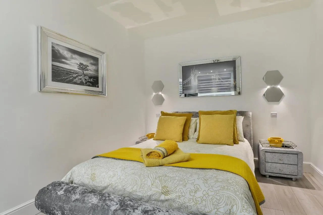 The Apartment - Ground Floor - Luxury For Up To 4 Guests Near Open Air Theatre And North Bay Scarborough Storbritannien